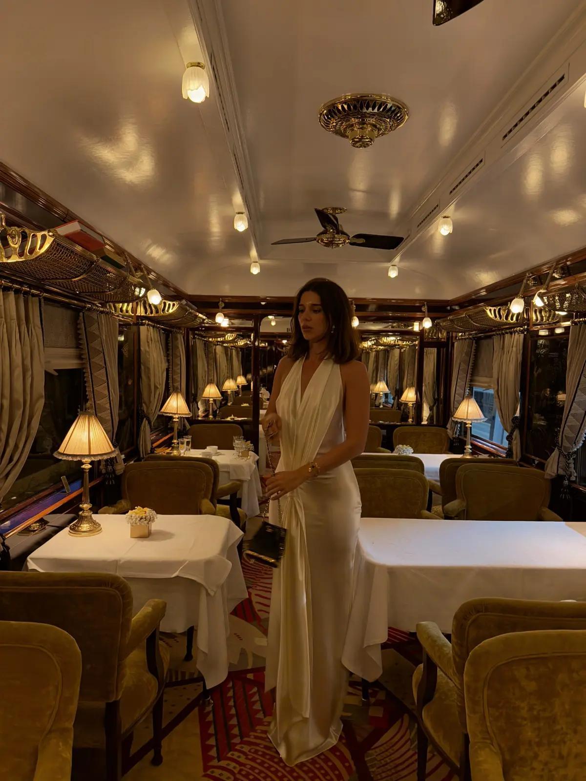 vsoe evening looks in restaurant